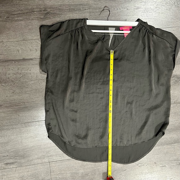 3 for $20 Beautiful silky v neck, loose fit, XL, keyhole back detail - Picture 8 of 9